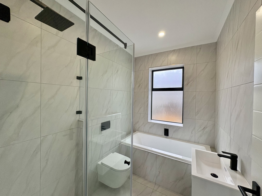 To Let 4 Bedroom Property for Rent in Sandown Western Cape